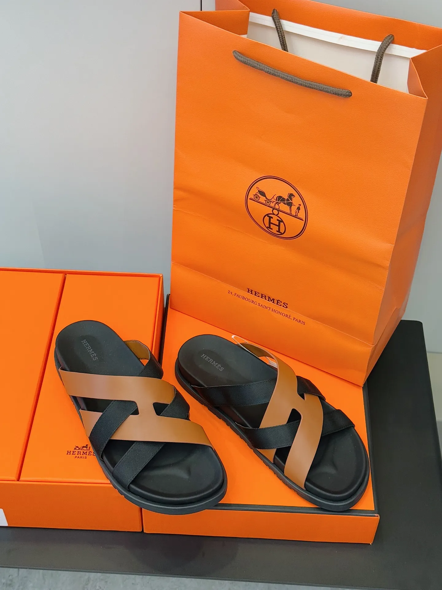 Batch 280 Hermes men's Kazimir slippers - top quality woven calfskin functional sandals, with interwoven uppers inspired by the "H" iconic pattern to create a casual look, perfect for summer. Imported cowhide + cowhide lining + rubber outsole Size: 38-44 (.45.46 customized)